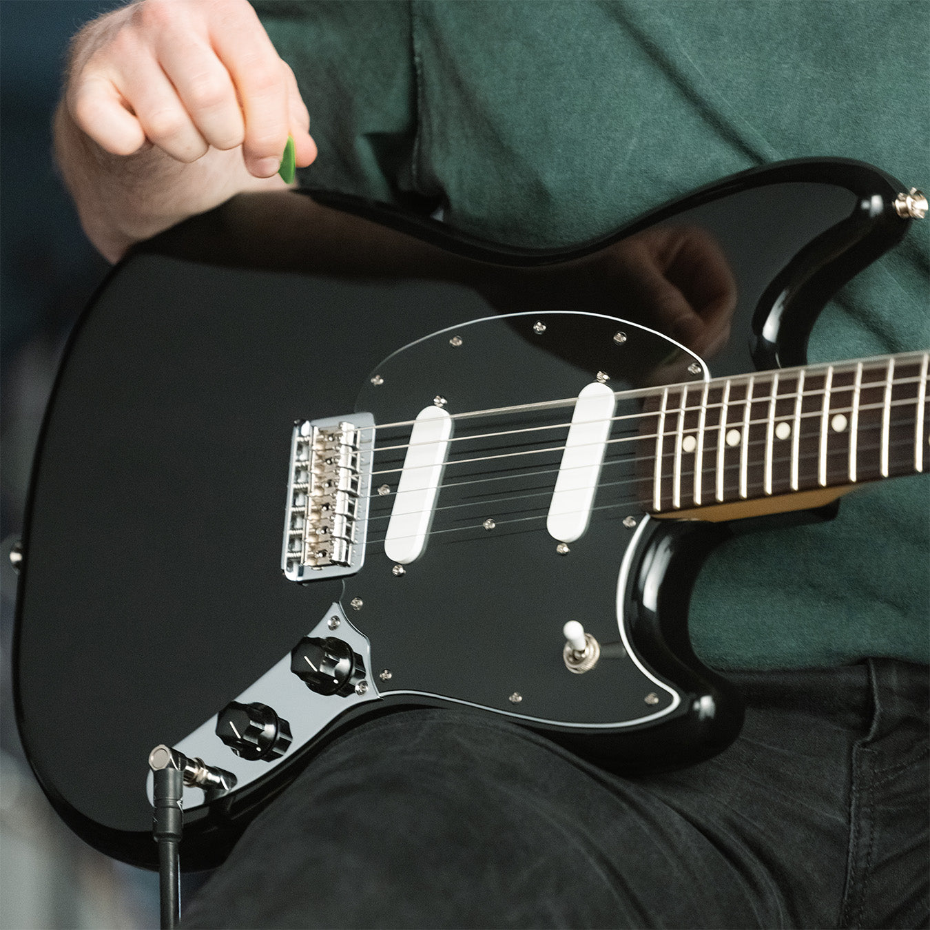 Fender Player II Series Fender Player II Mustang RW Black_0140460506_2.jpg__PID:f0fcd6f0-183b-4ad3-aa04-6a7c169e97f3